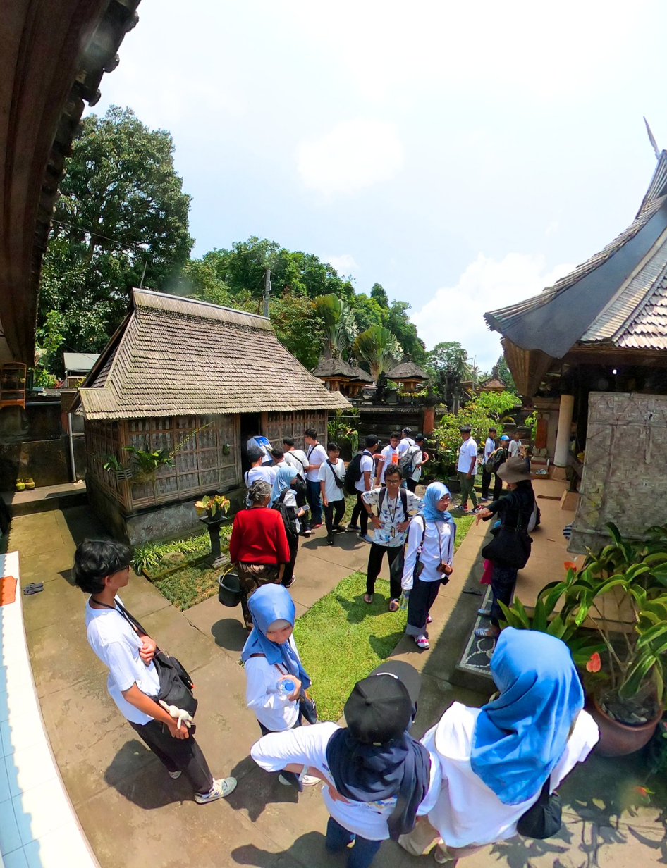 Foto rumah-rumah Desa Penglipuran dengan rombongan SMP Al-Fath BSD mengelilinginya.